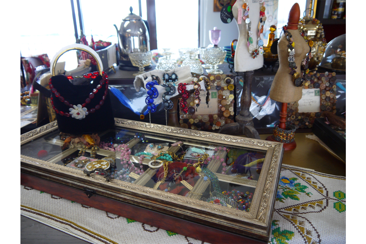 antique-miscellaneous-goods-cafe11