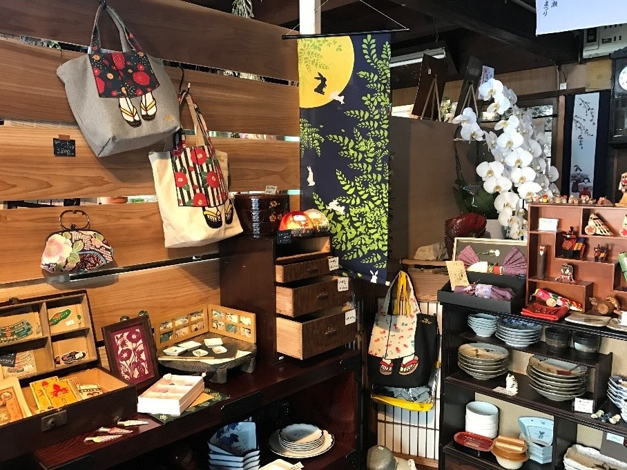 antique-miscellaneous-goods-cafe01