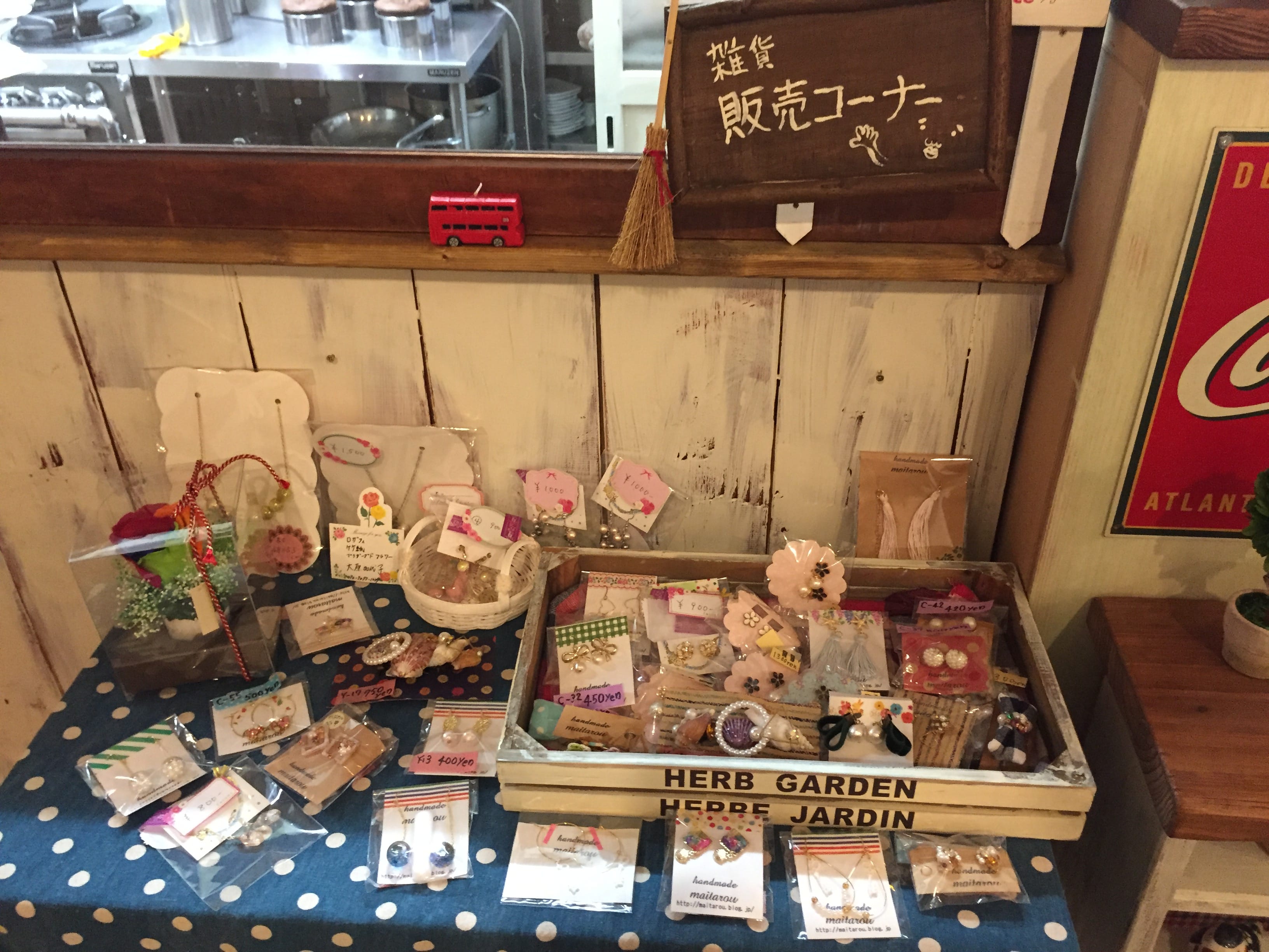 antique-miscellaneous-goods-cafe01