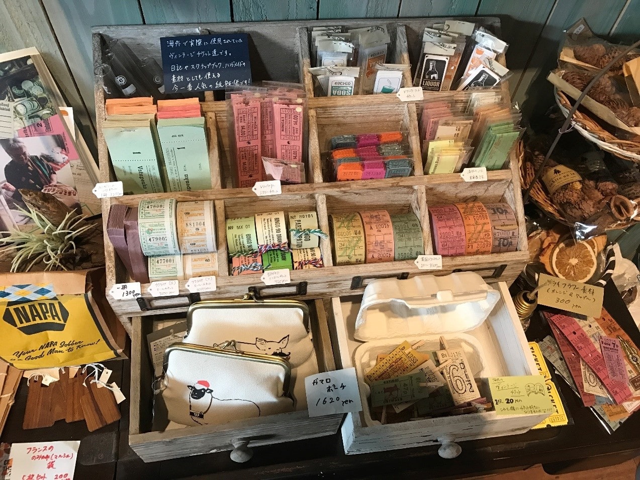 antique-miscellaneous-goods-cafe01