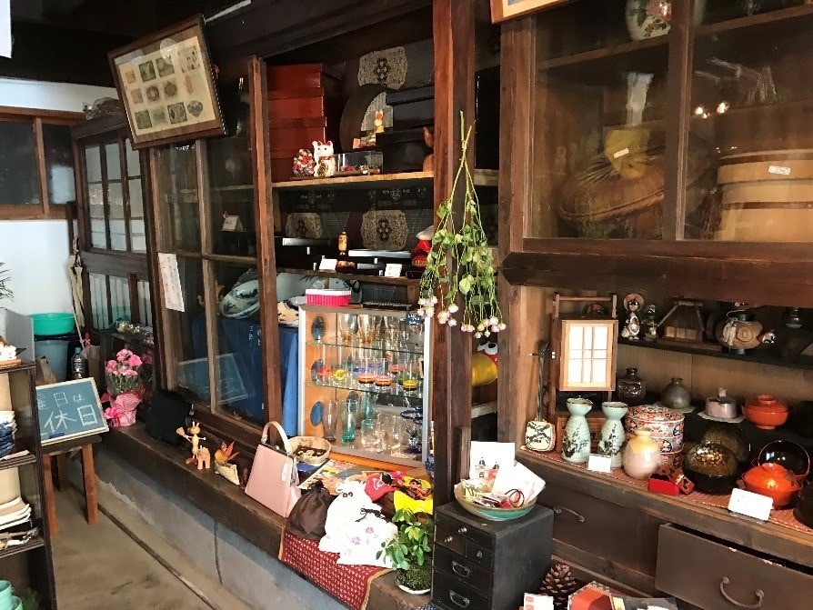 antique-miscellaneous-goods-cafe01
