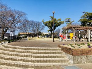季節のお花が咲き、見通しの良さがポイント