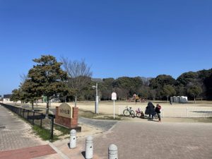 整備が行き届いており、グランド、遊具、遊歩道などいくつかのゾーンで構成されています