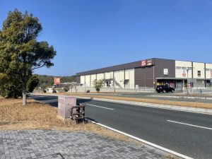 周囲には食料品や日用品、DIYやキャンプ用品までそろえたお店が並びます