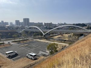 市立浅川中学校からひびきの方面へ向かう左の、少し高台に位置している公園