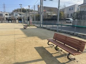 等間隔のベンチで小休憩