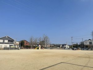 高級住宅街の中央に、ぜいたくな広さを誇る公園