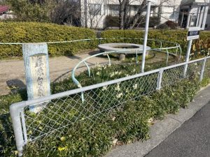 浅川台１丁目「山の谷公園」の通りを挟んだ向かい側