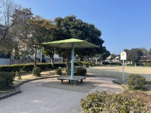 屋根付きベンチでほっと一息