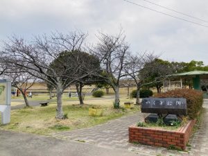 中間小学校の隣にある公園