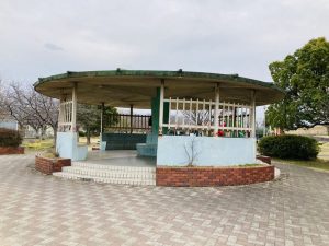 屋根のある個性的なベンチでほっと一息