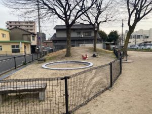 砂場が柵で囲まれている安心感
