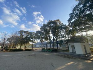 トイレもベンチも完備