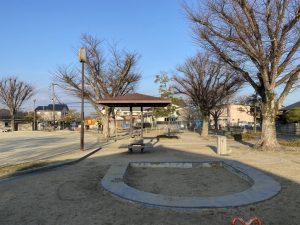 砂場遊びや屋根付きベンチで一休み