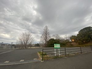 広い駐車場完備、一次避難地