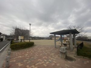 屋根付きベンチで一休み