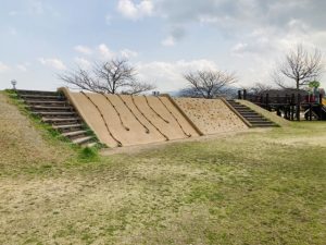 ボルダリングや色々なすべり台があり公園の端から端まで走り回って遊べます