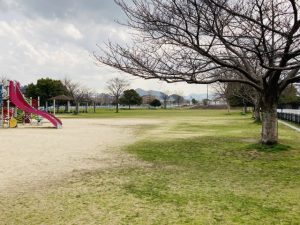 紫川沿いはウォーキングのスポットなので良い休憩場所としても活用できます