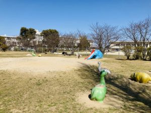 小さなお子様も楽しめる昔ながらの遊具たち