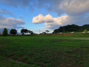 サッカーや野球ができるグラウンドも併設
