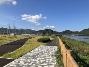 遊具はかなり大きく、滑り台がたくさんあるとても豪華なもの