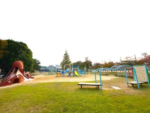 小さなお子様づれから楽しめる見通しの良い遊び場