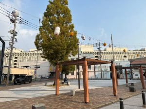 屋根付きのベンチは憩いのひととき