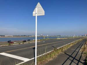 目の前に広がる直方水巻線（県道73号）と遠賀川